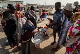 Accra;-Ghana;-Jamestown;-fishing-harbour;-fish-traders;-women;-negotiation;-fish;-buckets;-basins;-trade;-informal-economy;-Ga-Mashie-community;-womens-role;-artisanal-fishing;-daily-life;-Gulf-of-Guinea;-West-Africa;-historic-district;-documentary-photography;-Kaleidos;-Kaleidos-images;-La-parole-à-limage;-Stories-Pictures;-Tarek-Charara